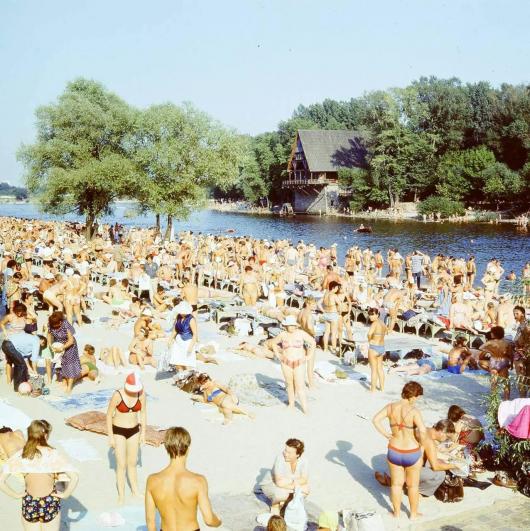 Яблуку впасти ніде: який вигляд мали пляжі Гідропарку в Києві у 1980-х