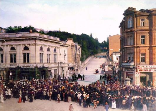 Впізнати важко: який вигляд мав початок вулиці Інститутської в Києві близько 120 років тому. Унікальне фото