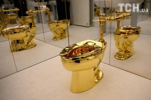 Золотий унітаз продали на аукціоні за 12 мільйонів доларів