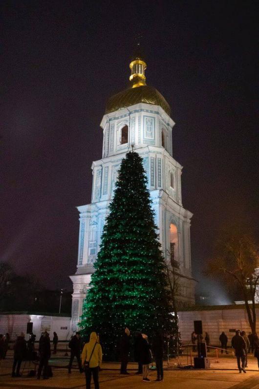 Головна ялинка Києва 2025 2026 відкрилась до Дня святого Миколая