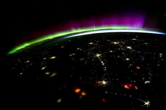 Рідкісне пурпурове сяйво над Землею — в NASA пояснили причину