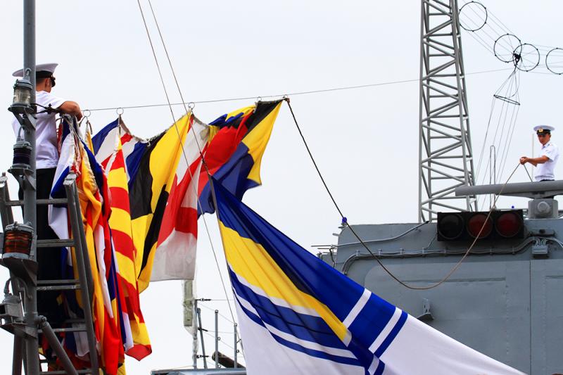 День вмс. Флаги расцвечивания на кораблях на праздник. Флаги расцвечивания на яхте. Организация подъёма флагов расцвкчивания. Флаги расцвечивания фото.