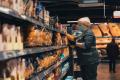 Где безопаснее покупать продукты во время эпидемии: на рынке или в супермаркете