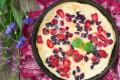 Листовий панкейк із ягодами, запечений у духовці: швидкий рецепт для сніданку