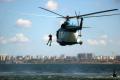 Пограничники отработали прыжки с вертолета в море без парашюта
