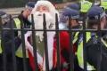 В Лондоне за протест против локдауна задержали даже Санта Клауса
