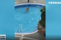 На Канарах полиция прямо в бассейне задержала туристку, которая нарушила карантин