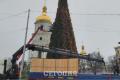Тысячи игрушек и вертеп. В Киеве на Софийской площади почти украсили елку