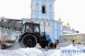 Киевские дороги чистят от снега уже 427 единиц техники