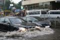 Длиннющие пробки, воды по колено – Киев «затопило» 