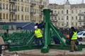 На Софийской площади начали устанавливать новогоднюю елку