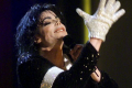Легендарную белую перчатку Майкла Джексона продали за $100 тысяч