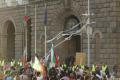 Протестующие забросали здание правительства Болгарии туалетной бумагой