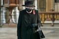 Королева Великобритании впервые появилась на публике в защитной маске