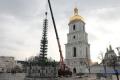 В Киеве начали устанавливать главную елку