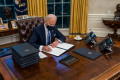 Байден убрал из кабинета кнопку, которой Трамп заказывал колу
