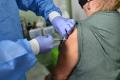 Минздрав разрешил вакцинировать вместе с коллективами и родственников работников