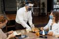 Пластикові «маски» працівників кафе та ресторанів не захищають від коронавірусу – МОЗ
