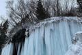 Румунія: туристи приїжджають подивитися на замерзлий термальний водоспад