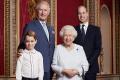 Фото дня: королева Елизавета II и трое ее наследников на праздничной открытке 
