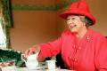 Королева Великобритании объявила войну пластиковой посуде