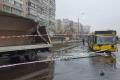 В Киеве автобус врезался в грузовик, пострадала женщина
