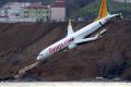 В Турции пассажирский самолет пролетел мимо взлетной полосы и застрял в грязи на обрыве