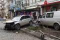 В центре Киева пьяный водитель разбил несколько авто и остановку