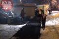 В Киеве коммунальщики укладывали асфальт на снег