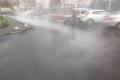В Киеве из-за прорыва трубы улицу заливает кипятком