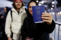 Без віз у 143 країни. Український паспорт піднявся на 4 пункти в міжнародному рейтингу