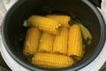 Варимо найсмачнішу і м'яку кукурудзу за 10 хвилин: всі корисні секрети