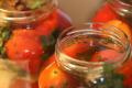 Рецепт ідеальних маринованих помідорів і лайфгак, як уникнути тріскання шкірки томатів у банках