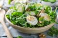 Салат зі свіжих огірків яйця та сиру: рецепт легкої літньої страви