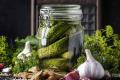 Як приготувати мариновані огірки за 3 хвилини: блогерка перевірила популярний рецепт