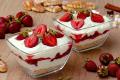 Три чудові рецепти десертів з полуниці без випікання: легкість, свіжість і насолода