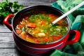 Гороховий суп із мисливськими ковбасками: класичний рецепт