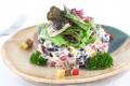 Салат із шинкою, чорносливом та огірком: рецепт ефектної страви