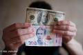Попит збільшився: банки збільшили ввезення готівкових доларів в Україну
