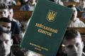 Батьки вивозять 17-річних синів за кордон: чи загрожує Україні втрачене покоління