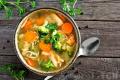 Для здоров'я та схуднення: рецепт супу з 10 овочів та трав