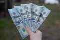 Українцям масово продають фальшиві долари: де краще не купувати валюту і як її перевірити