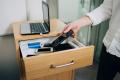 Чи заборонять в українських школах смартфони: позиція освітнього омбудсмена