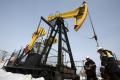 Китай та Індія призупинили закупівлю російської нафти через санкції США, - Reuters