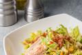 Салат із пекінською капустою, копченою грудкою, огірком та сиром: швидкий рецепт для святкового столу