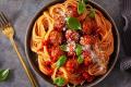 Томатна паста з мітболами: рецепт смачної страви