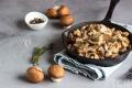 Свинина, тушкована з грибами, у сметанному соусі: класичний рецепт