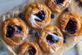Данські булочки з чорницею та сирним кремом: рецепт неймовірної випічки
