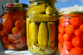 Домашні солоні помідори: закриватимете по 50 банок щороку — розлітаються на столі першими
