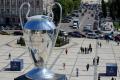 В Киеве установили гигантский кубок Лиги чемпионов 